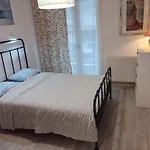 Center Apartment-sleeps5-balcony-live Neighborhood Appartement
