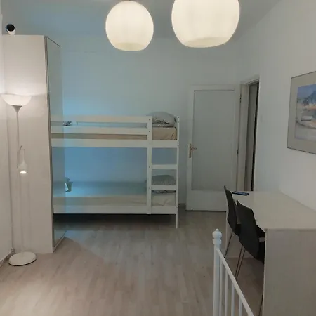Center Apartment-sleeps5-balcony-live Neighborhood