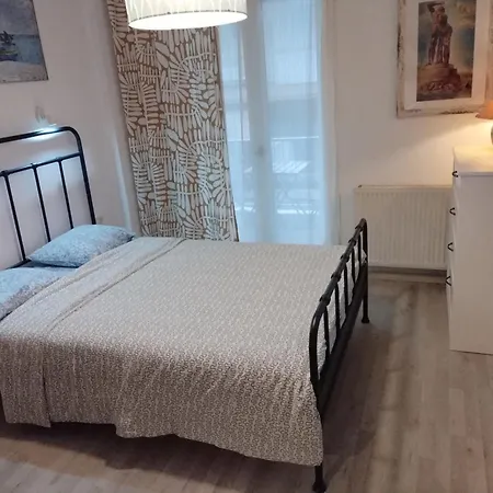 Center Apartment-sleeps5-balcony-live Neighborhood Апартаменты