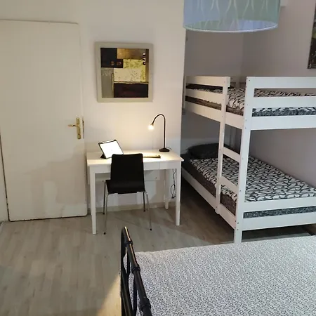 Апартаменты Center Apartment-sleeps5-balcony-live Neighborhood