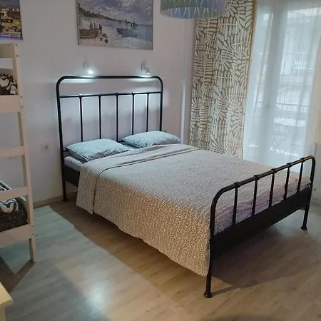 Апартаменты Center Apartment-sleeps5-balcony-live Neighborhood