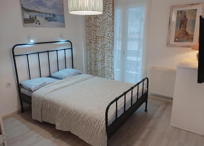 Center Apartment-sleeps5-balcony-live Neighborhood Apartament *