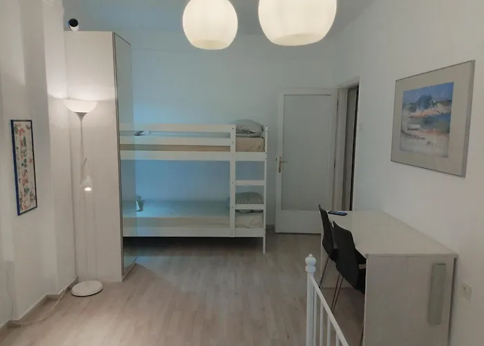 Center Apartment-sleeps5-balcony-live Neighborhood
