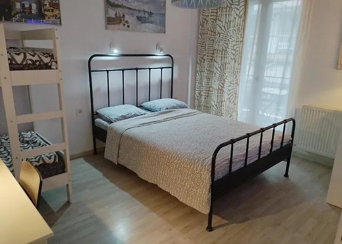 Apartment Center Apartment-sleeps5-balcony-live Neighborhood
